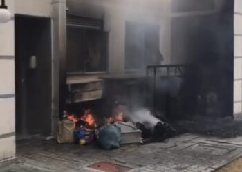 Mulher, inicialmente em surto, põe fogo em prédio residencial