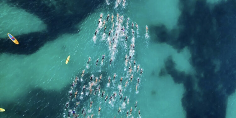 Rei e Rainha do Mar agita Praia do Peró
