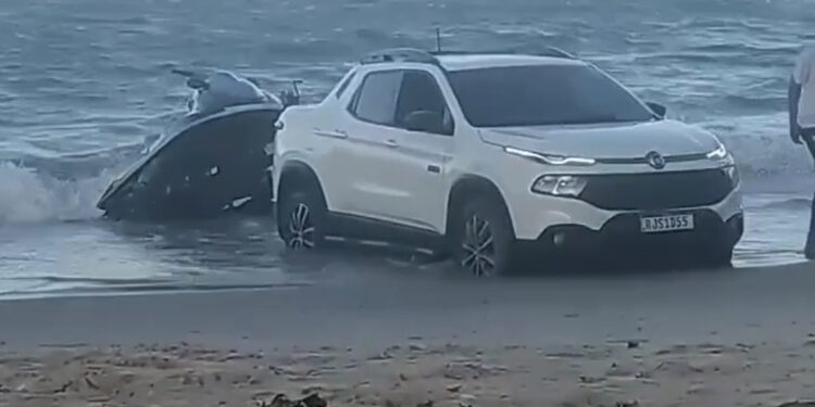 “Camarão que dorme, a onda leva”: Toro atola em praia da Região do Lagos