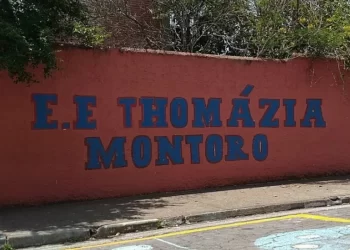 Professora morre e cinco são feridos por aluno em ataque à escola