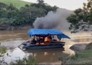 Inea: operação incendeia balsas de extração ilegal de ouro no Noroeste Fluminense