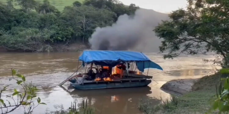 Inea: operação incendeia balsas de extração ilegal de ouro no Noroeste Fluminense