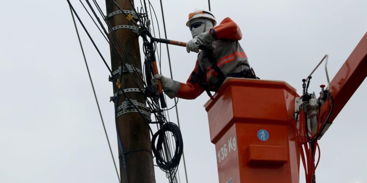 Cronograma de retirada de cabeamento é apresentado pela Enel