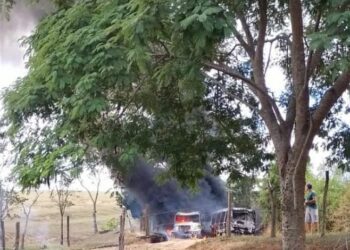 Ônibus escolar e caminhão pegam fogo após acidente na Zona Rural de Campos