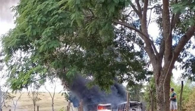 Ônibus escolar e caminhão pegam fogo após acidente na Zona Rural de Campos