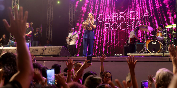 Adoração e fé marcam primeira noite do AdoraSom Macaé
