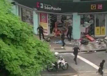 Dependentes químicos saqueiam farmácia em SP