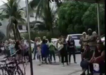 Denúncia: sob sol, idosos enfrentam fila enorme para consulta no PAM