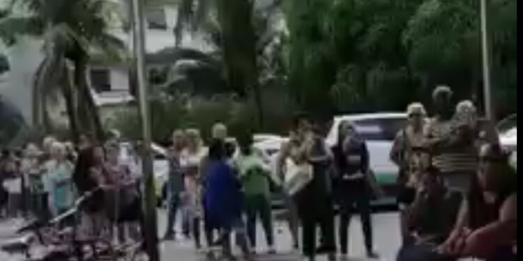 Denúncia: sob sol, idosos enfrentam fila enorme para consulta no PAM