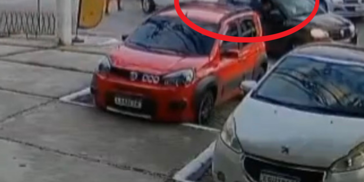 Assalto dentro de carro é registrado em bairro nobre de município