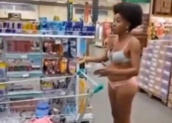 Mulher negra fica de calcinha e sutiã em protesto contra racismo em supermercado