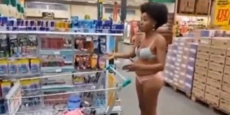 Mulher negra fica de calcinha e sutiã em protesto contra racismo em supermercado