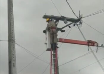 Homem é resgatado após ficar preso em poste de energia