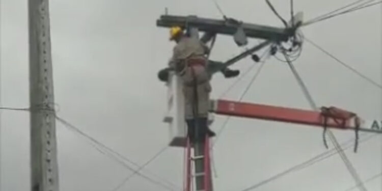 Homem é resgatado após ficar preso em poste de energia