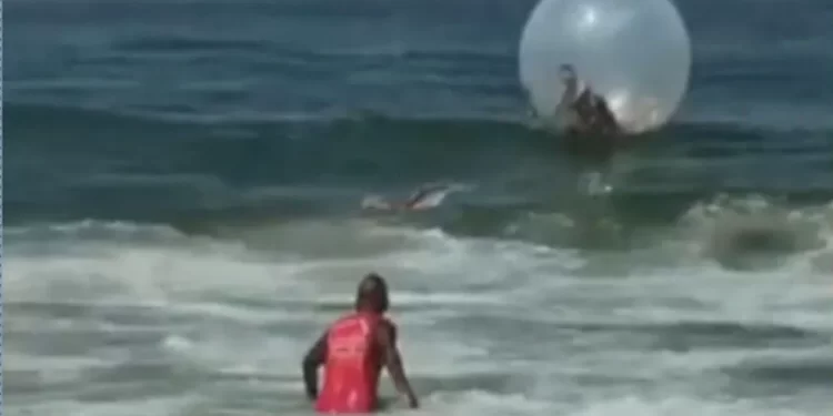 À deriva: bombeiros salvam trio após “brincadeira” com bolha inflável