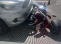 Motorista bate em veículo parado e foge