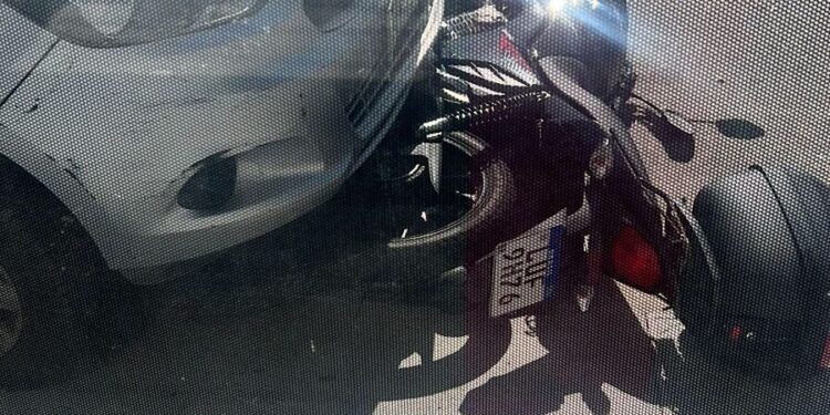 Motorista bate em veículo parado e foge