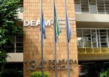 Homem é preso após mostrar partes íntimas para 3 crianças