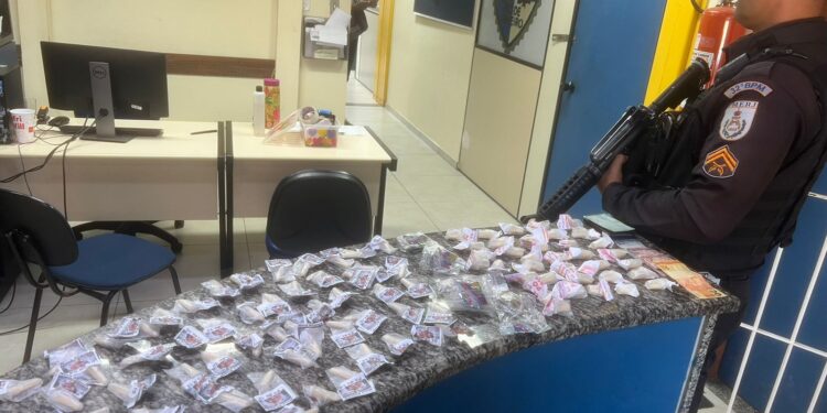 PM prende homem por envolvimento ao tráfico de drogas e em tentativa de homicídio, em Rio das Ostras