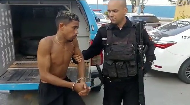 Homem armado é preso após agredir esposa e filha