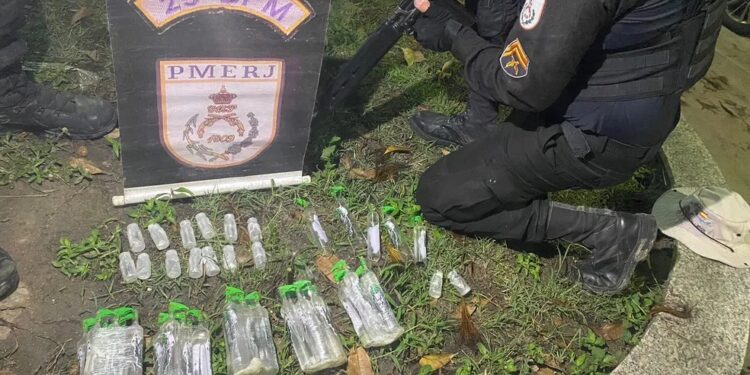 Doze pessoas são detidas com drogas em Arraial do Cabo