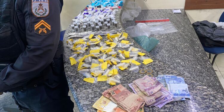 PM prende 04 homens envolvidos com tráfico de drogas em Rio das Ostras