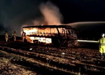 Ônibus com 40 passageiros pega fogo na BR-101, em Campos
