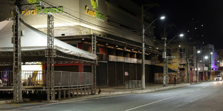 Desfile dos Foliões 2023: Estrutura começa a ser montada na XV de Novembro