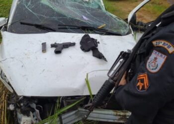 Trio é preso após roubar residência, fugir da PM e capotar carro