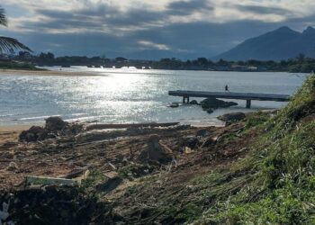 Quiosques da Prainha são derrubados após decisão judicial