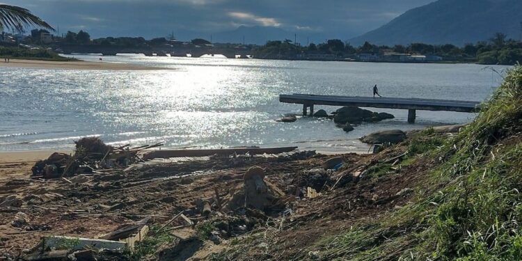 Quiosques da Prainha são derrubados após decisão judicial