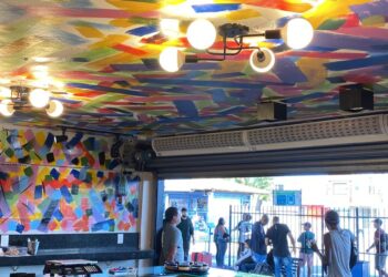 Artista local muda cenário de rodoviária com painel de cores