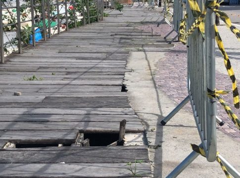 Prefeitura realiza licitação para obras de reforma em deck da praia