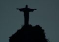 Cristo apaga luzes em ato contra o racismo
