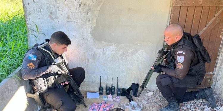 Homem é preso por tráfico de drogas durante ação da PM em Maricá