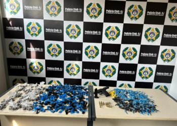 Polícia Civil apreende farta quantidade de drogas, pistola e munições em Macaé