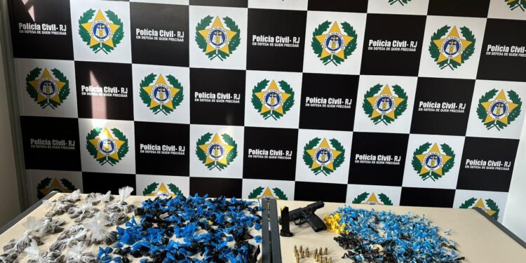Polícia Civil apreende farta quantidade de drogas, pistola e munições em Macaé