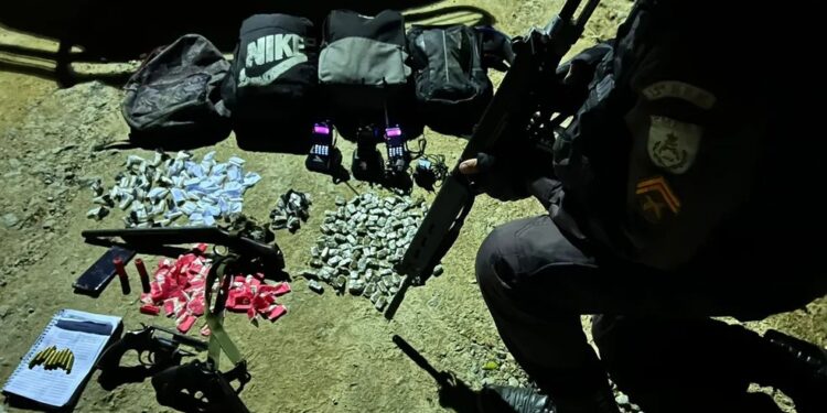 Troca de tiros entre policiais e bandidos termina com três mortos e um preso em Maricá