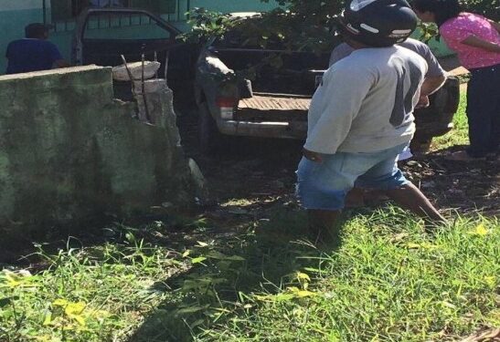 Caminhonete desgovernada bate e derruba muro de escola em SFI