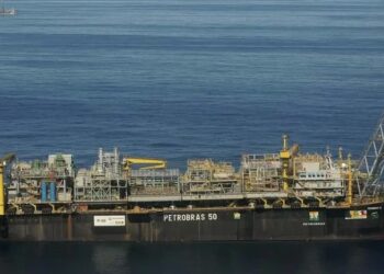 Petroleiros desembarcam da P-50 após pane na unidade