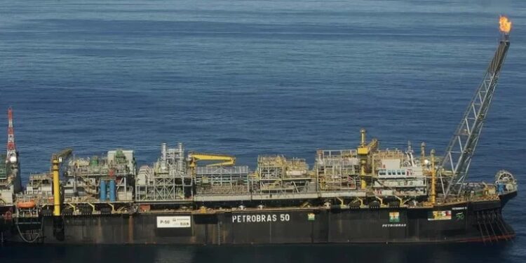 Petroleiros desembarcam da P-50 após pane na unidade