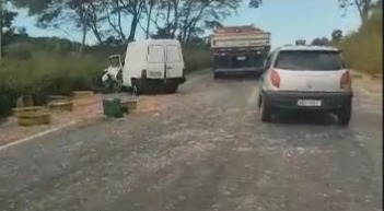 Vice-prefeito de SFI e amigo saem ilesos após carro capotar várias vezes em Macaé