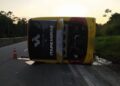 Ônibus tomba após atropelar cavalo e deixa um homem morto na BR 101, em Silva Jardim