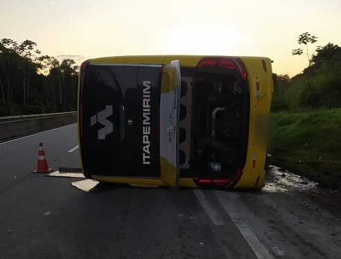 Ônibus tomba após atropelar cavalo e deixa um homem morto na BR 101, em Silva Jardim