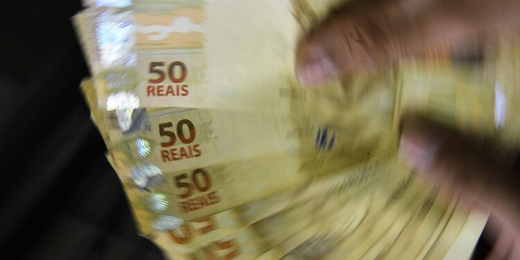 Salário mínimo de R$ 1.320 entra em vigor nesta segunda