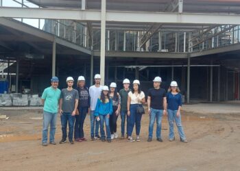 Estudantes de engenharia visitam obras de shopping