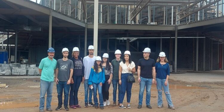Estudantes de engenharia visitam obras de shopping