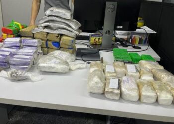 PM apreende drogas arremessadas para dentro de presídio de Campos