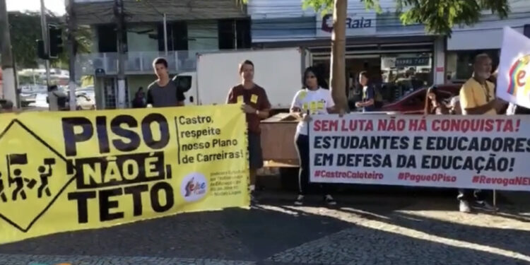 Novo protesto de professores marca Praça Porto Rocha
