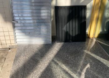 Homem tenta furtar portas de alumínio de comércio